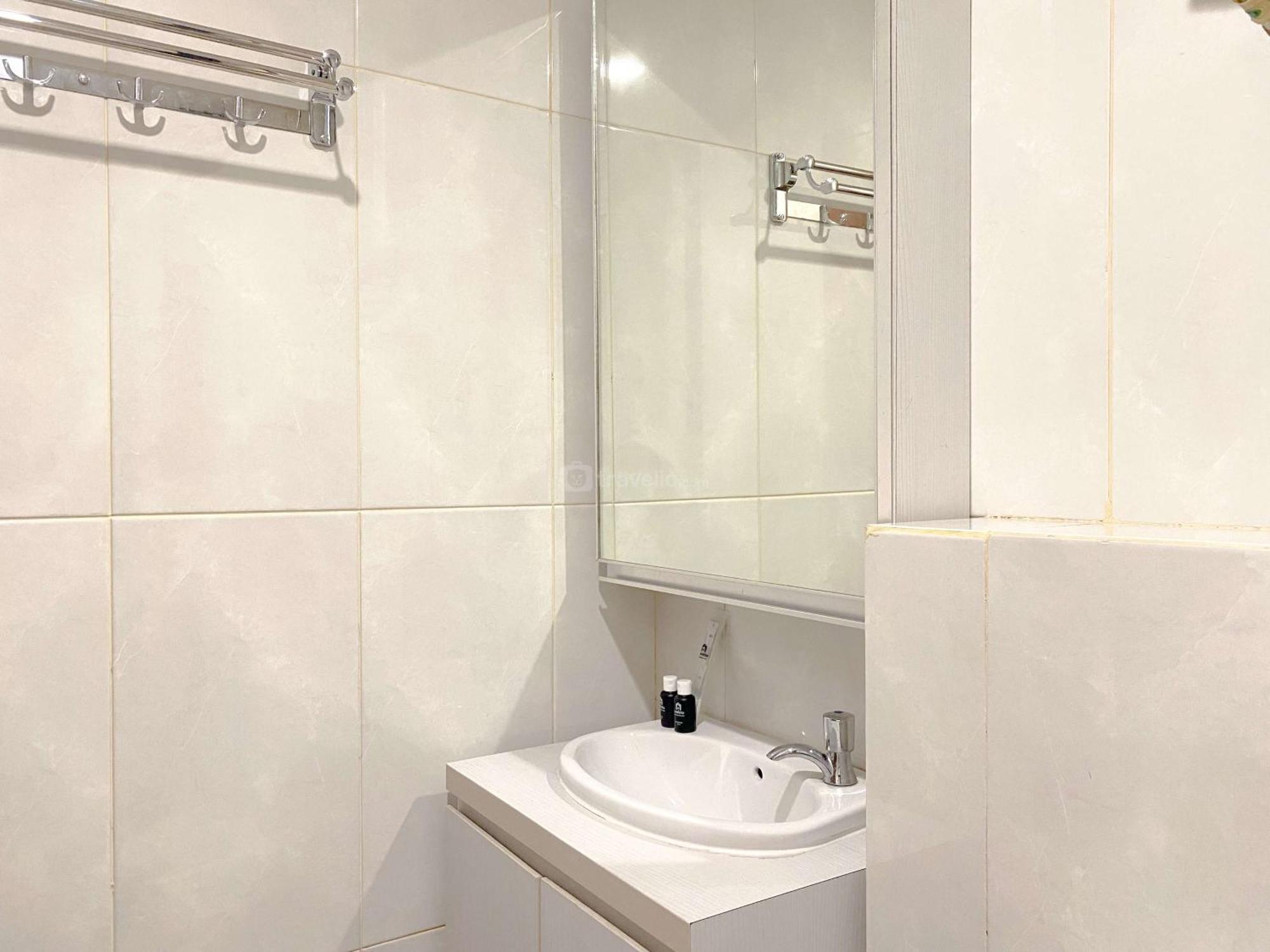 Minimalist Grand Kamala Lagoon By Travelio Apartemen